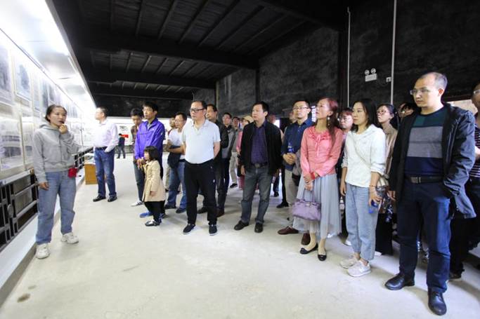 在解说员的带领下,南华大学海角网入口的老师们 在夏明翰故居展厅内了解伟人事迹 (3)