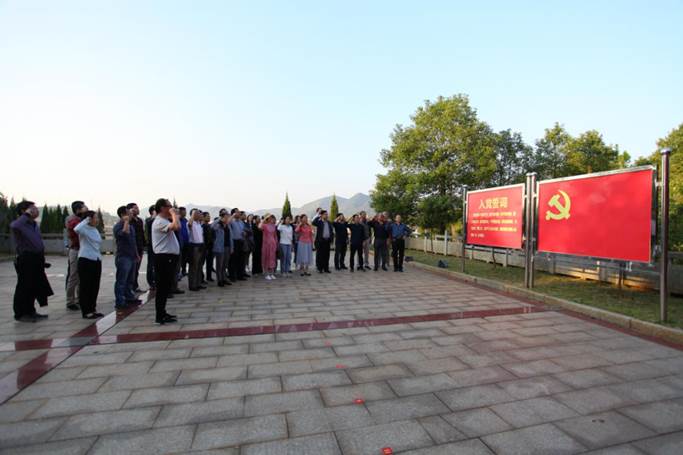 南华大学海角网入口的老师们在夏明翰雕像前的党旗下重温入党誓词 (2)