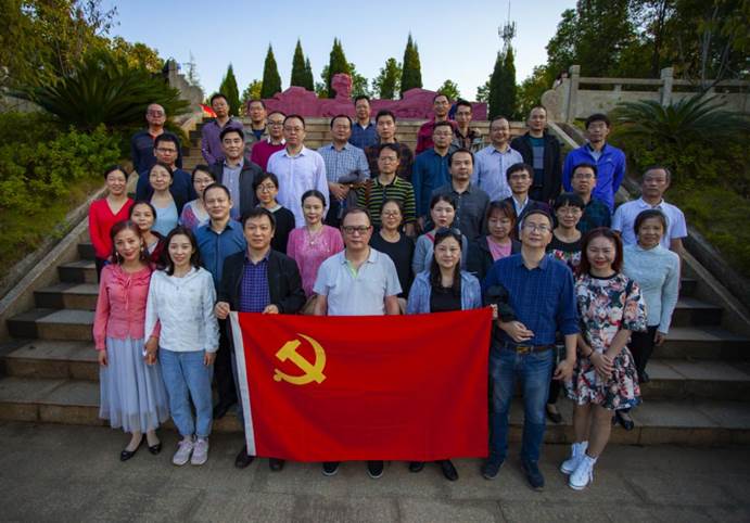 南华大学海角网入口的老师们在夏明翰雕像前合影留念